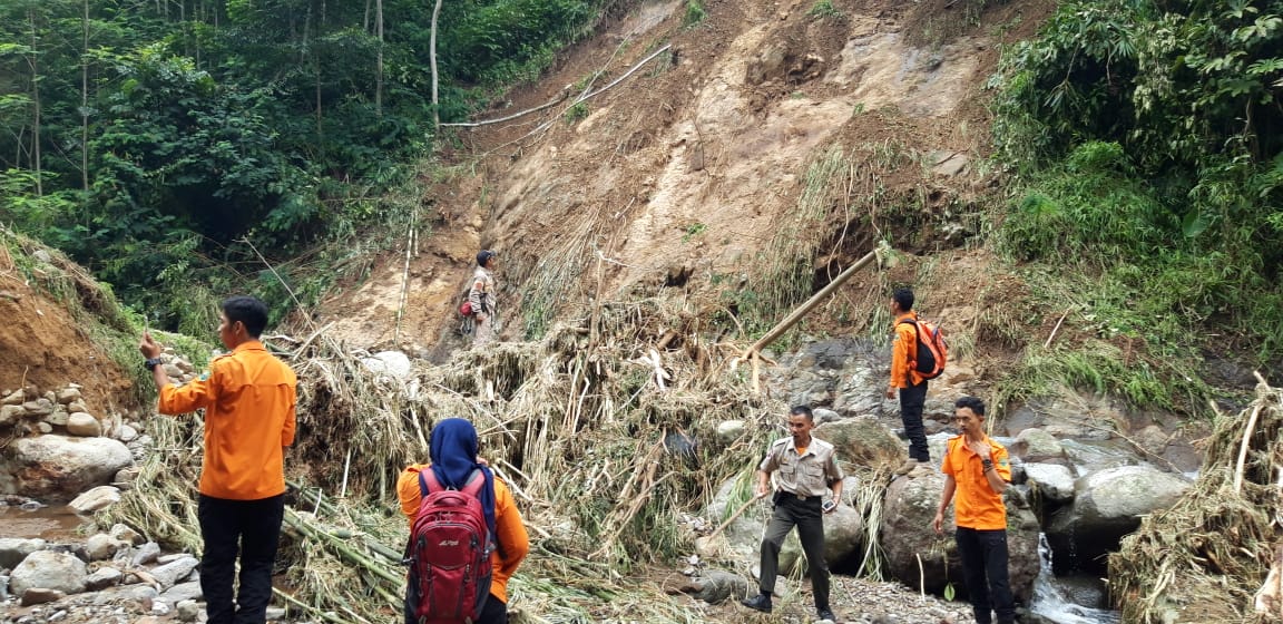 Longsor Terjadi Dekat Curug Wangun, Petugas BPBD Siaga di Lokasi