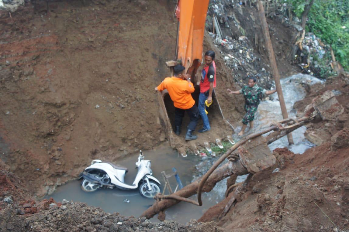 Abaikan Papan Peringatan, Diana Nyemplung Bersama Motornya di Galian Proyek Jalan