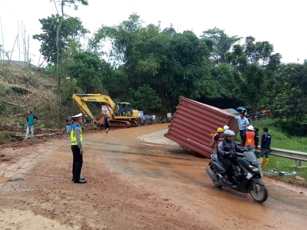 Hati-hati, Kontainer Terguling di Jembatan Depan Pabrik Susu