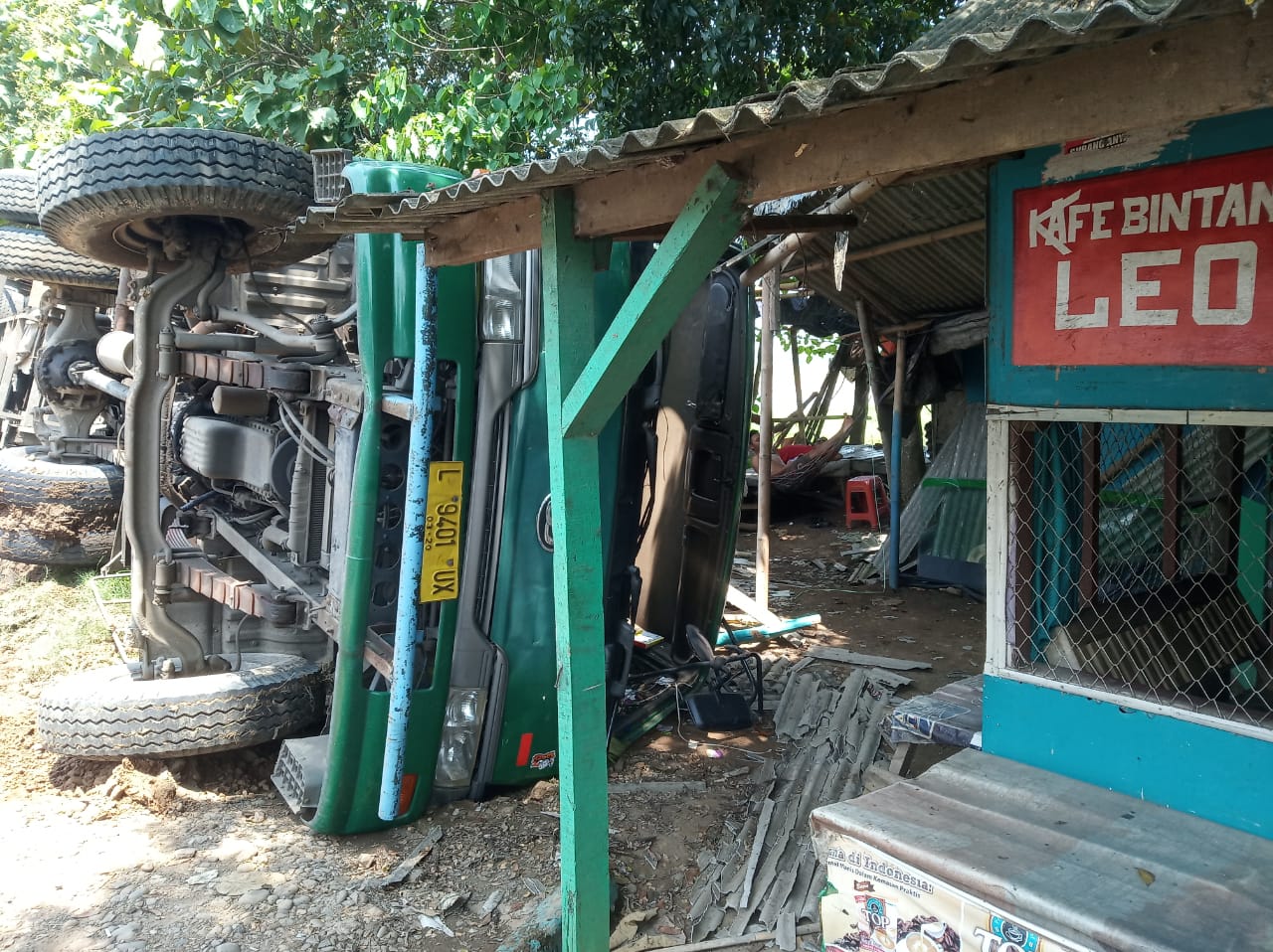 Truk Menimpa Warung Remang, PSK Berhamburan Menyelamatkan Diri