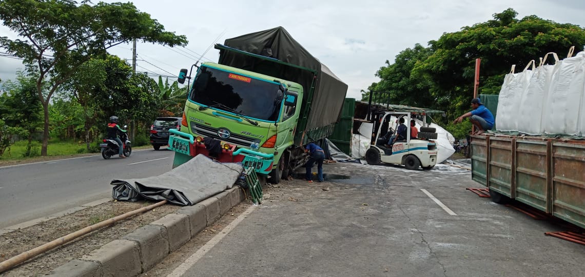 Truck Muatan Tepung Oleng, Arus Lalu Lintas Macet