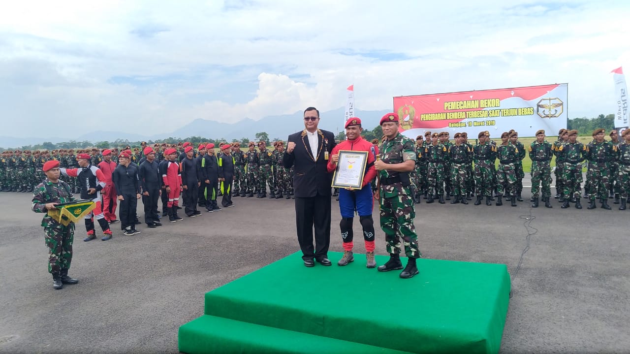 Kopassus Ukir Sejarah Dunia, Kibarkan Bendera Terbesar di Langit