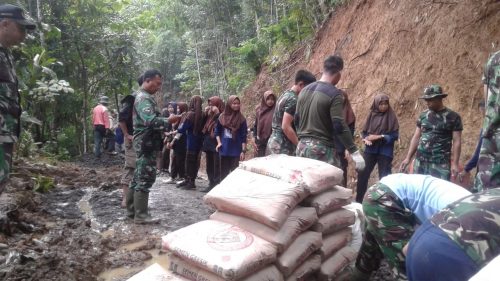 Siswa MTsN 6 Kuningan Ikut Bantu Giat TMMD