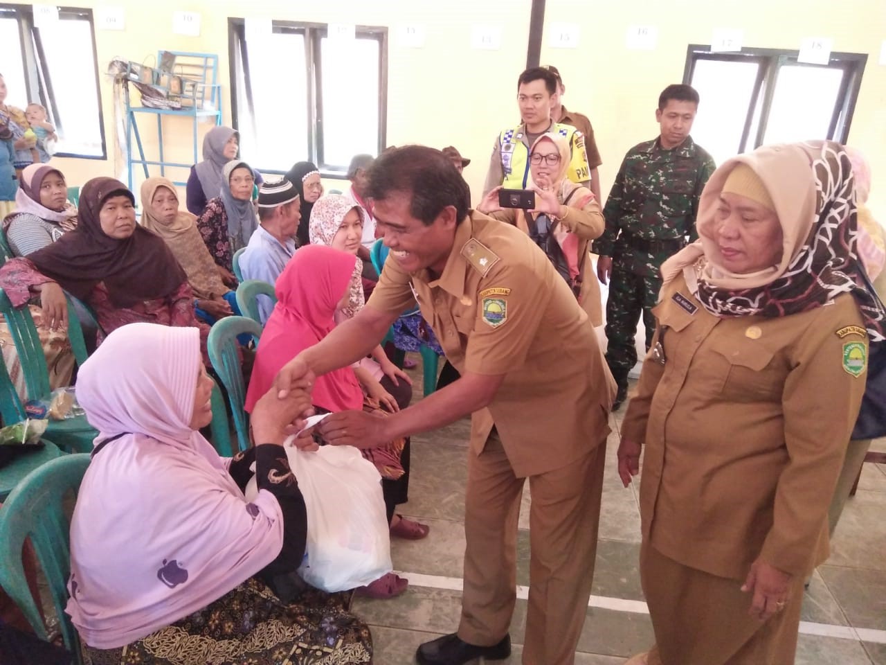 Serahkan Bantuan Pangan Bagi Warga Rawan Pangan