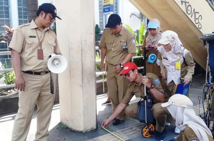 Dinas Pekerja Umum Gelar Audit Trotoar untuk Disabilitas