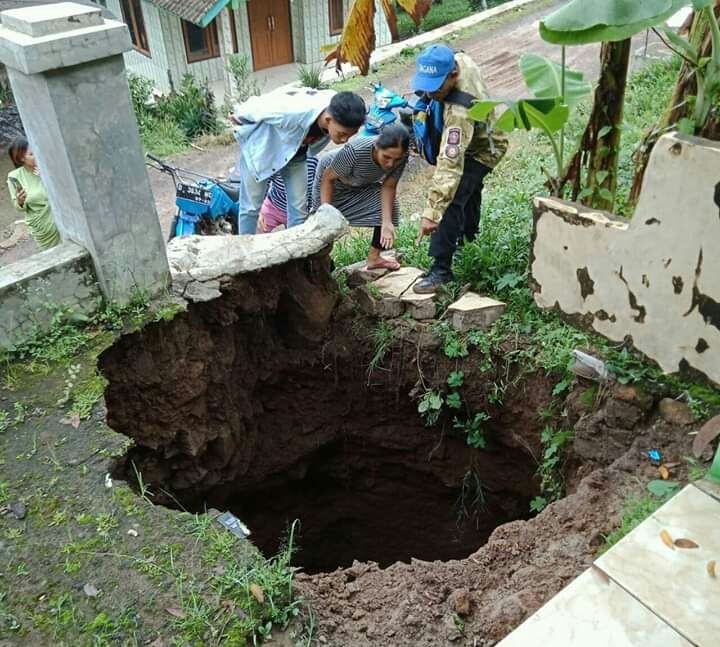 Curah Hujan Tinggi, Tanah Amblas