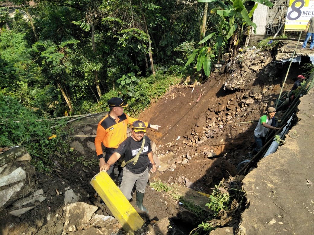 Jalan Longsor BPBD dan PUPR Pasang Rucuk