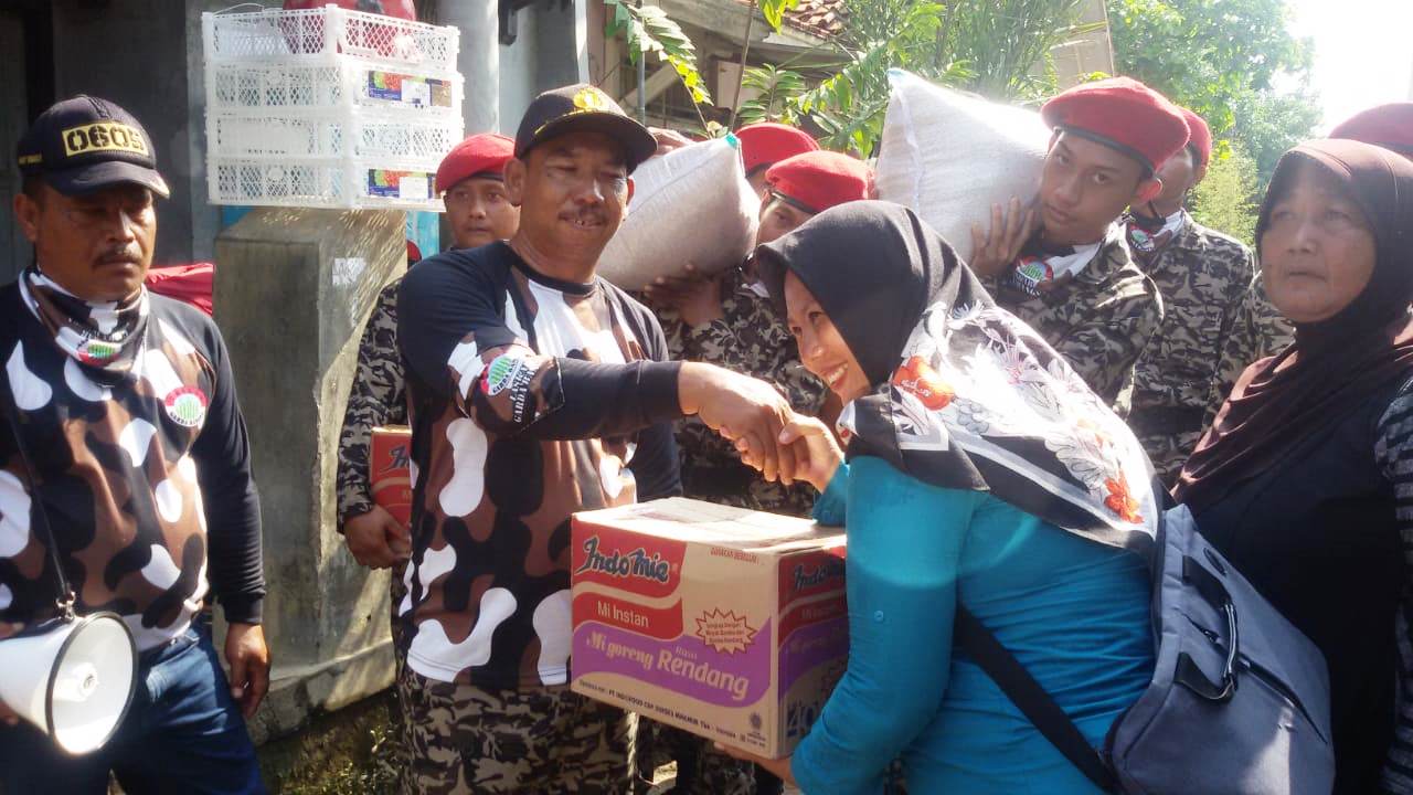 Laskar Garda Bangsa Bantu Korban Banjir Ciasem