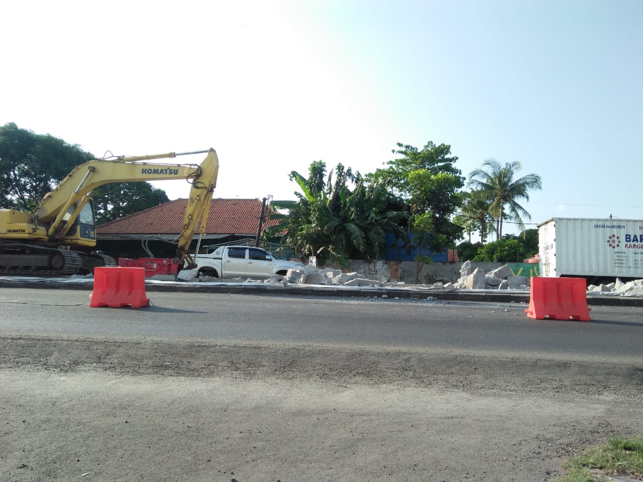 Ramai di Medsos, Ini Penyebab Jalan Cor di Pantura yang Baru Selesai Dibongkar Lagi