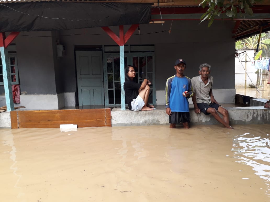 Sungai Ciasem Meluap Merendam 256 Rumah, Warga Bertahan