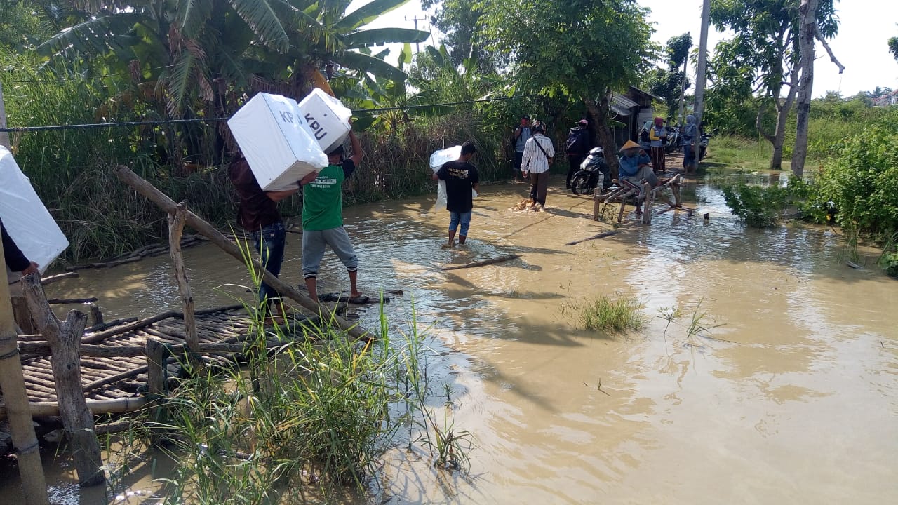 Air Meluap, Aparat dan Penyelenggara Berjibaku Antarkan Logistik Pemilu