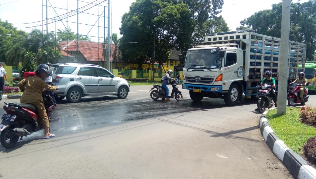 Bahaya! Oli Tumpah di Perempatan Golkar, 7 Pengendara Motor Jatuh