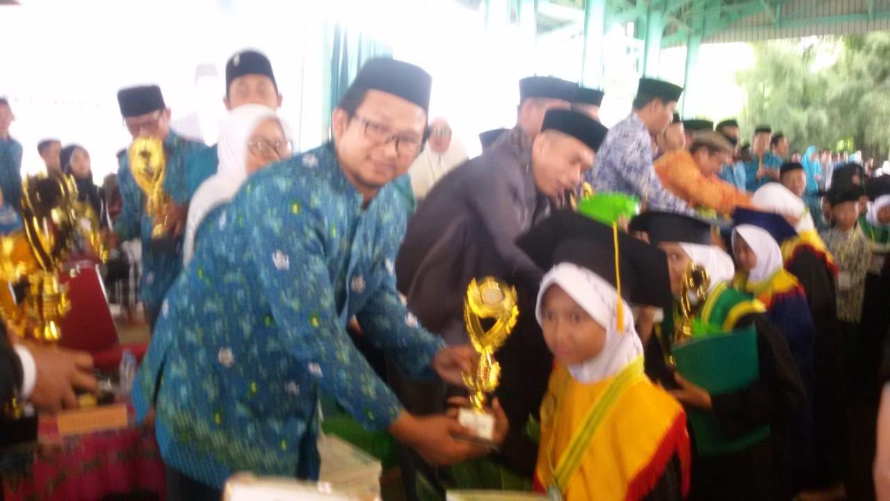 Ribuan Santri Diniyah Ikut Wisuda Akbar