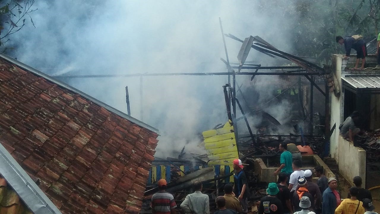 Hubungan Arus Pendek Bakar Dua Rumah , Kerugian Capai Rp 150 Juta