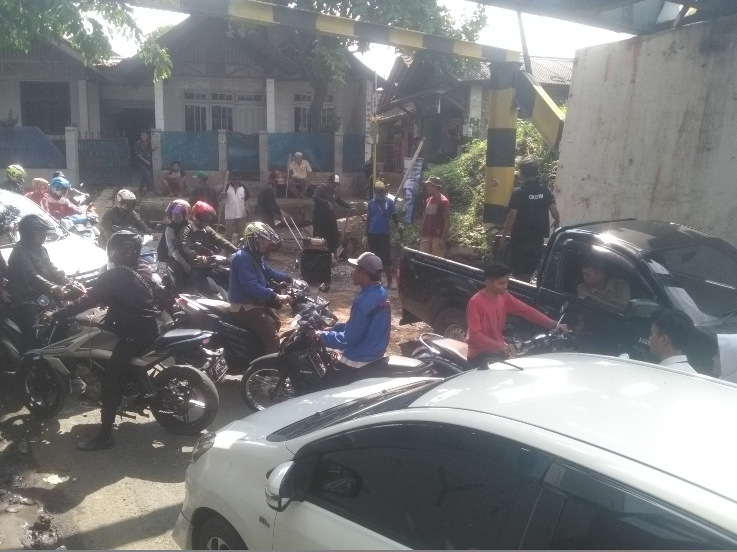 Tambal Jalan Macetkan Dua Arah