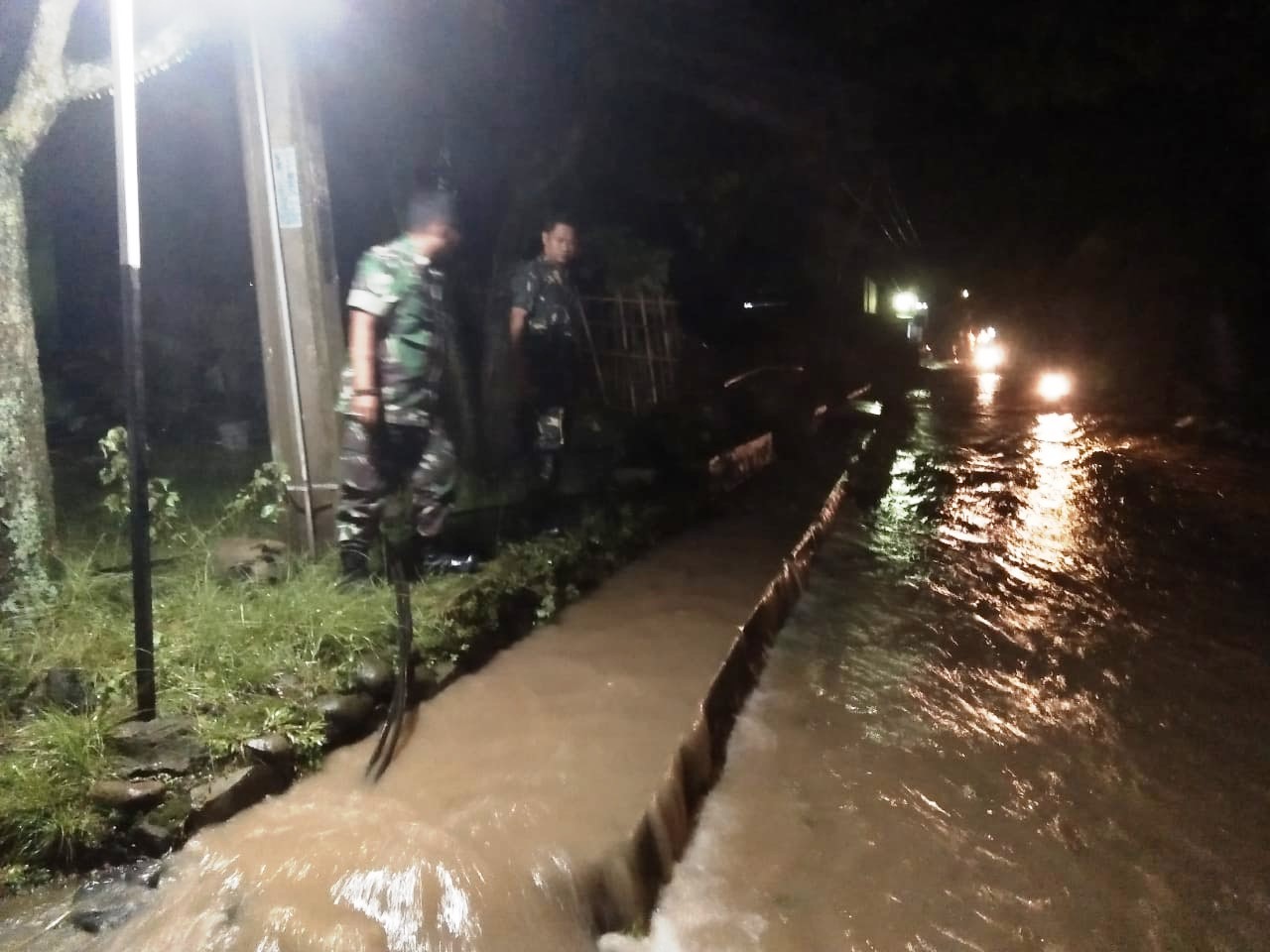 Tiga Motor Hanyut Diterjang Banjir Bandang