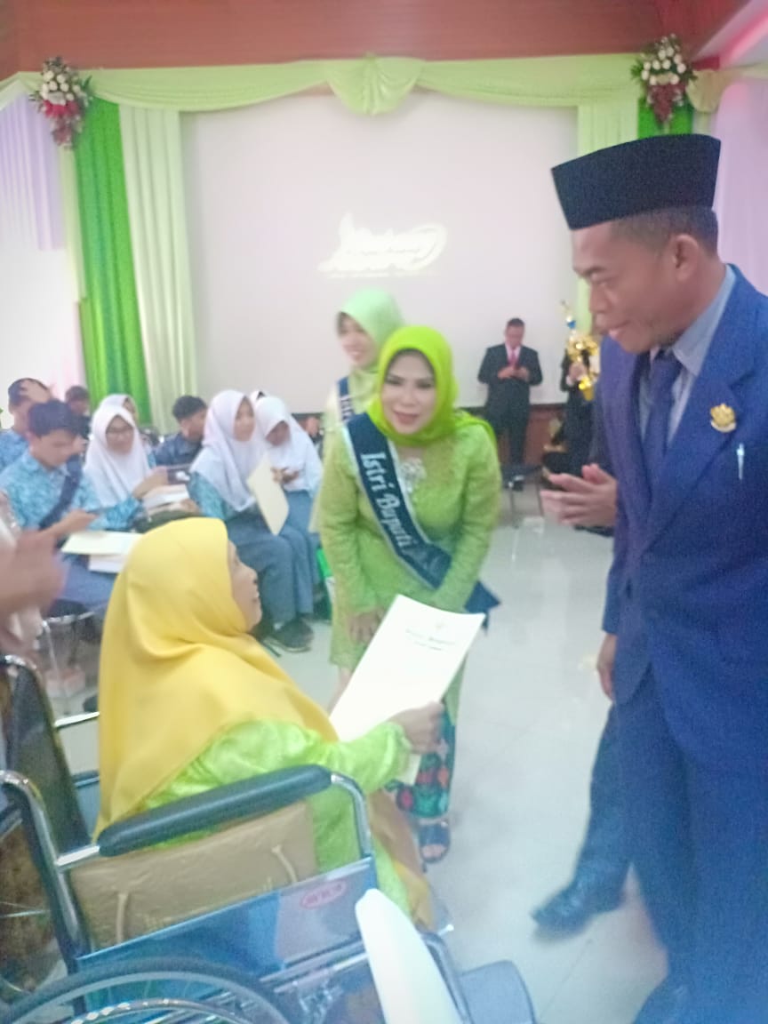 Hj Anah Rohanah, Pendiri Ponpes Bahrul Ulum Terima Penghargaan