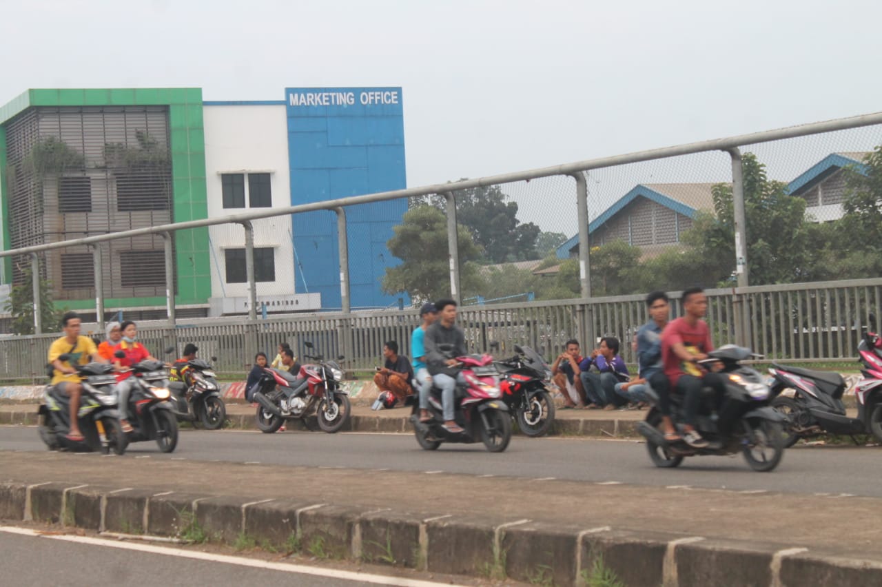 Jembatan Tol Jadi Tempat Ngabuburit