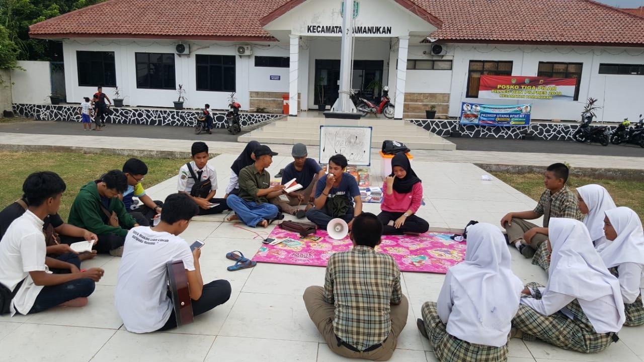 Ngabuburit, Baca Buku dan Berdiskusi