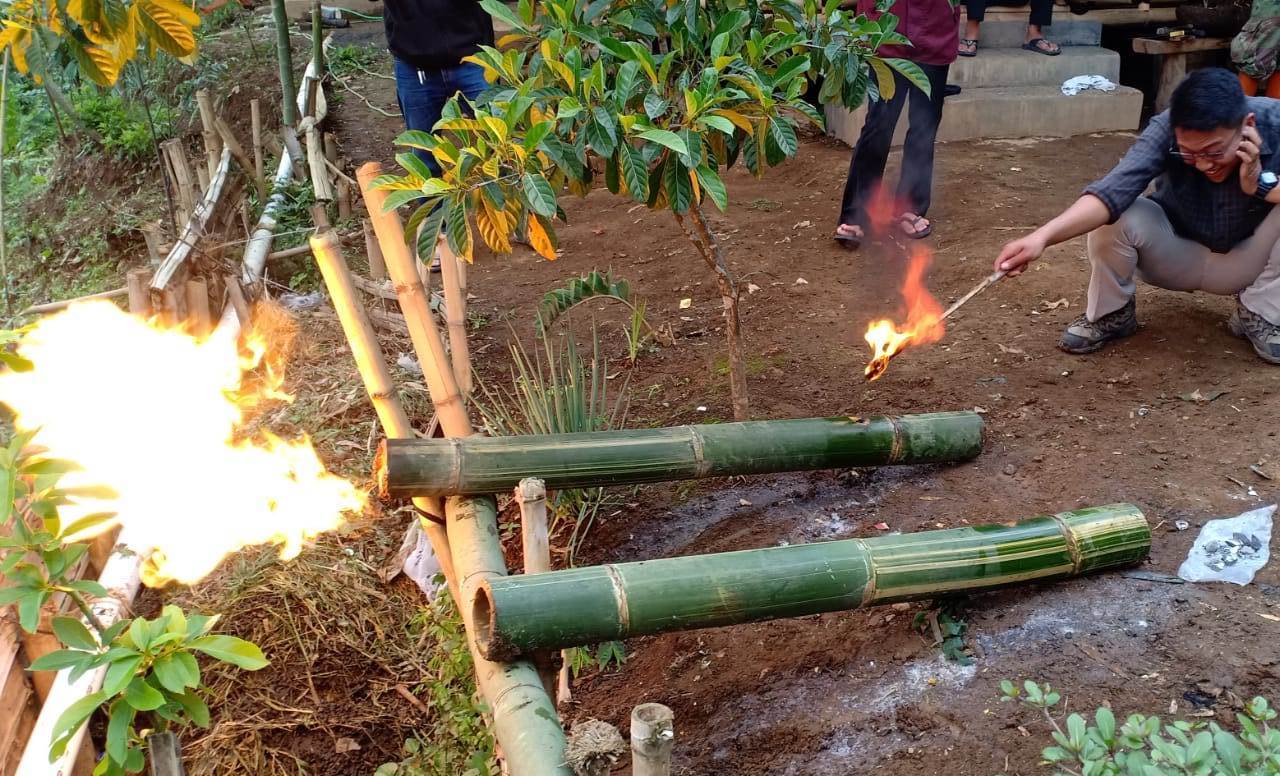 Warga Desa Gudang Kahuripan Main Lodong Sambil Menunggu Buka Puasa