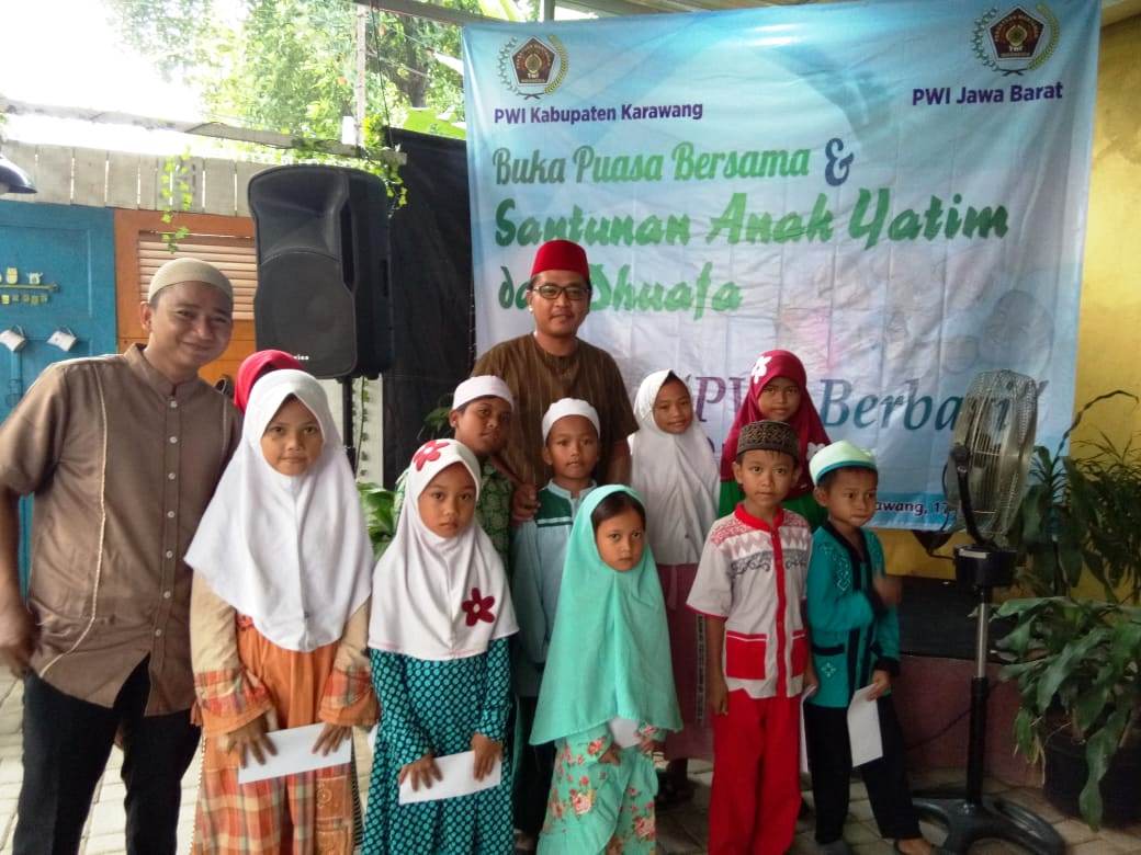 PWI Karawang Santuni Anak Yatim