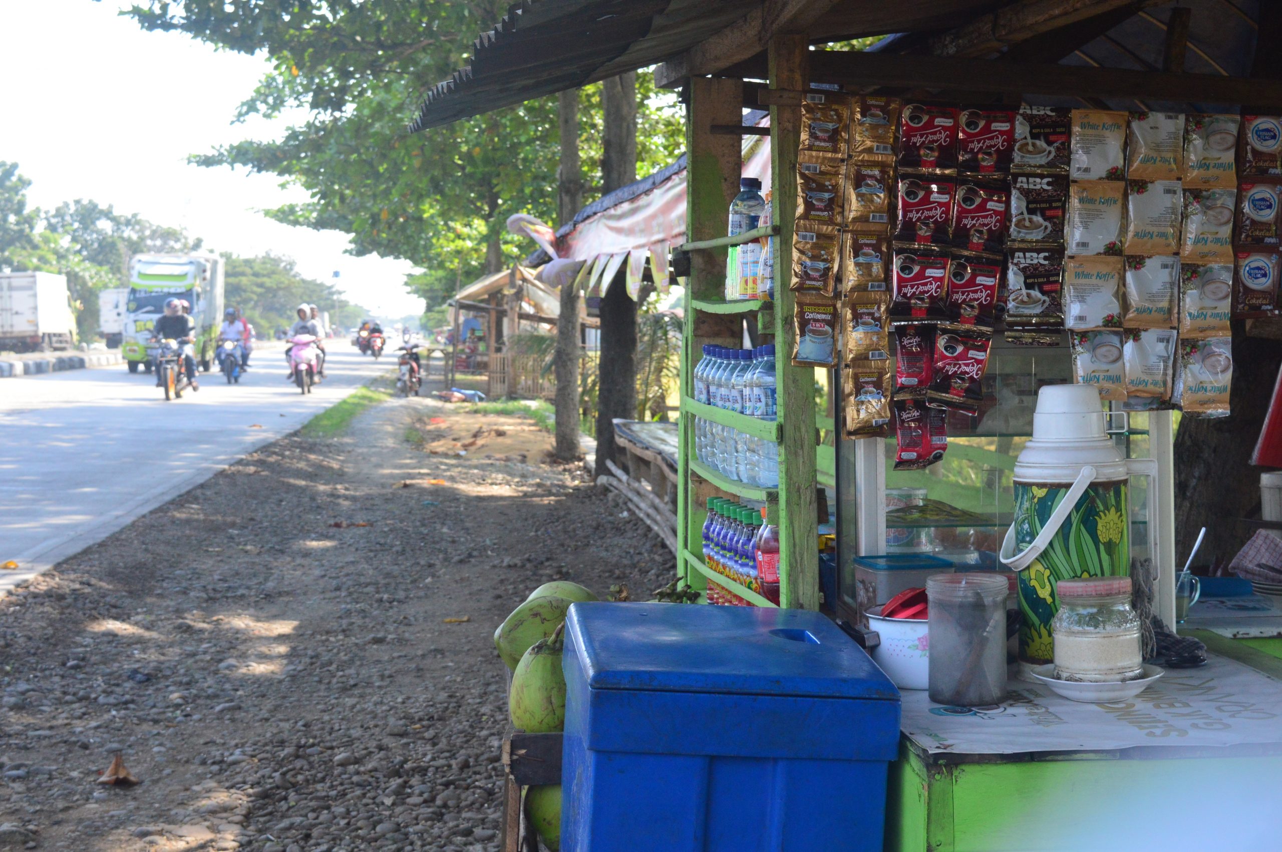 Warga Pantura Bangun Warung Mudik