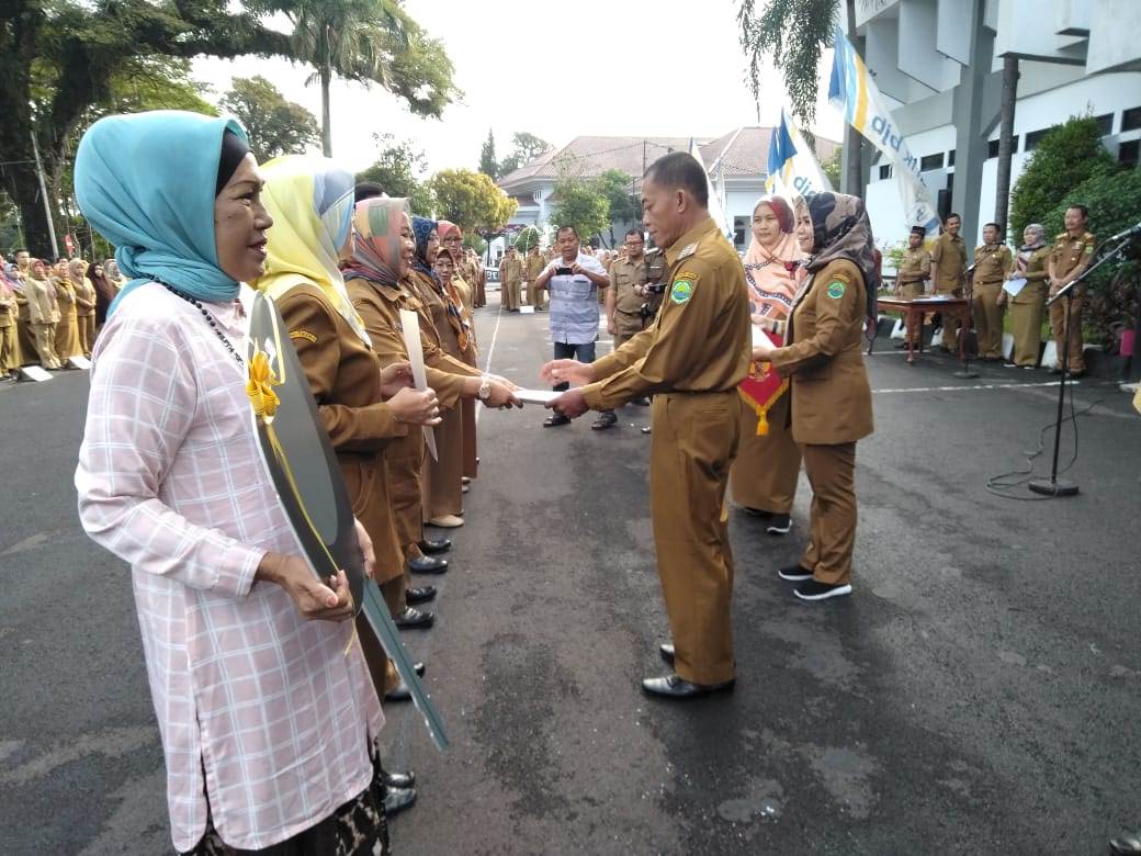 Pemkab Serahkan Bantuan Cator dan Penghargaan Sekolah Adiwiyata