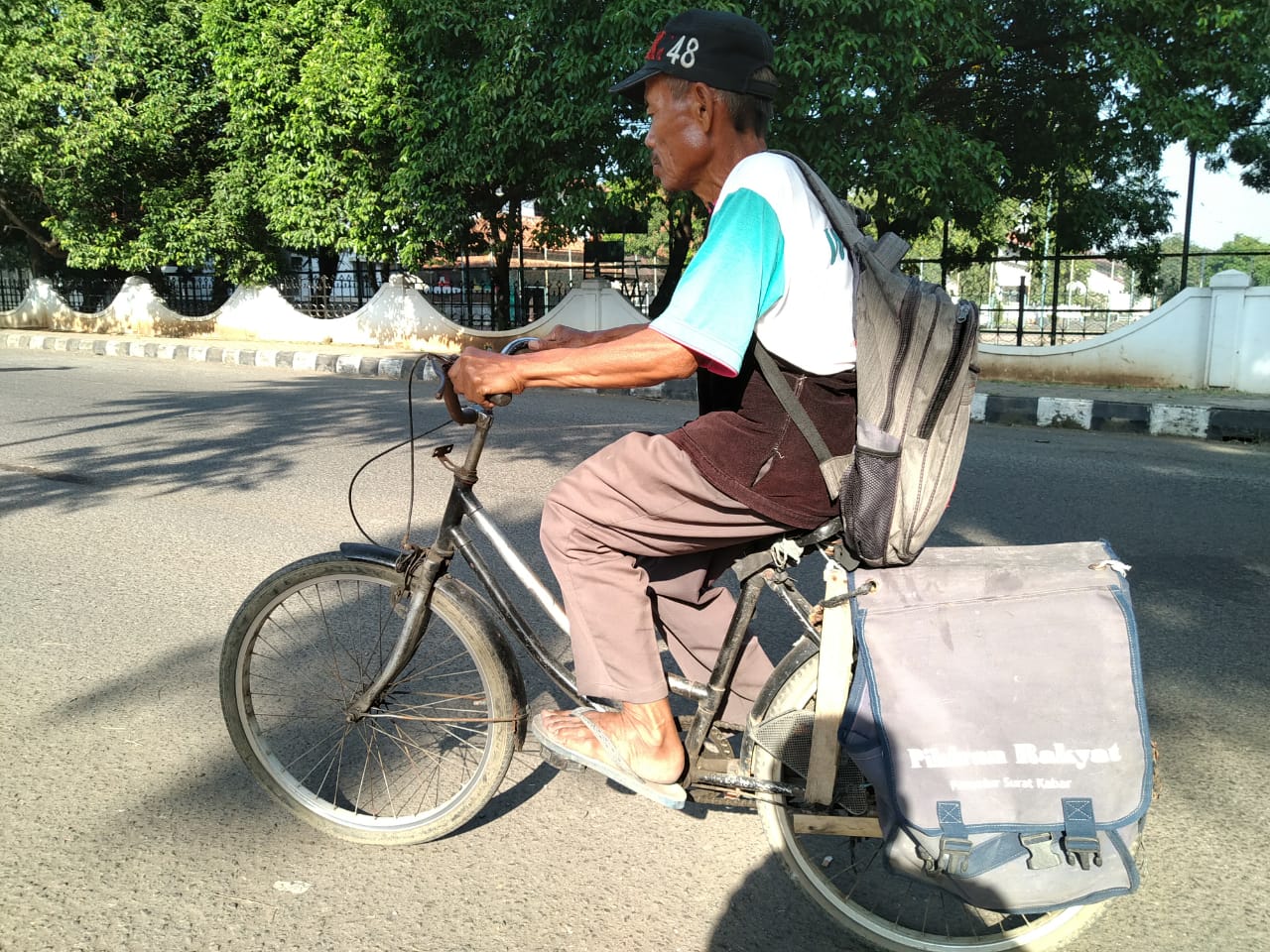 Mang Iyang, Puluhan Tahun Setia Antarkan Koran