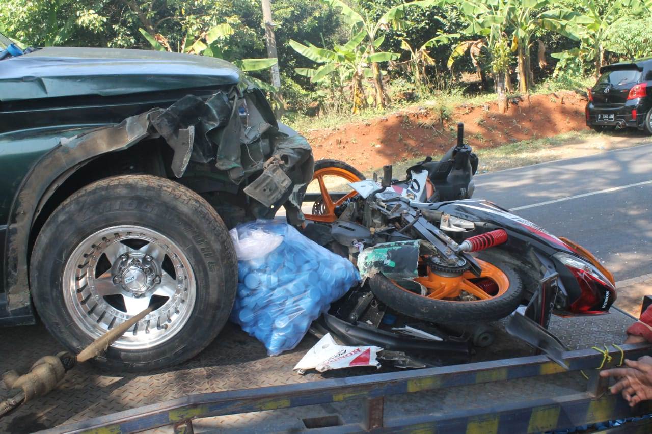 Pengendara Mobil Tidak Konsentrasi, Nyalip Truk lalu Seruduk Motor