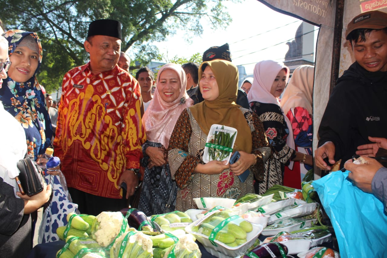 Emak-Emak Serbu Bazar Murah Pemkab Purwakarta