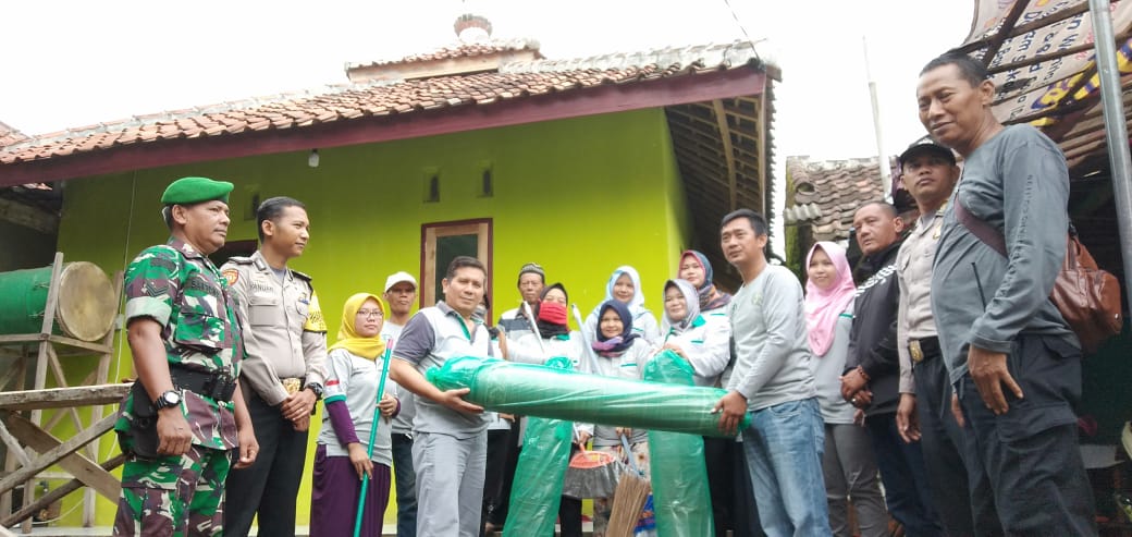 Patut Dicontoh, Buruh Taekwang Sumbang Perlengkapan Ibadah ke Musala Desa Belendung