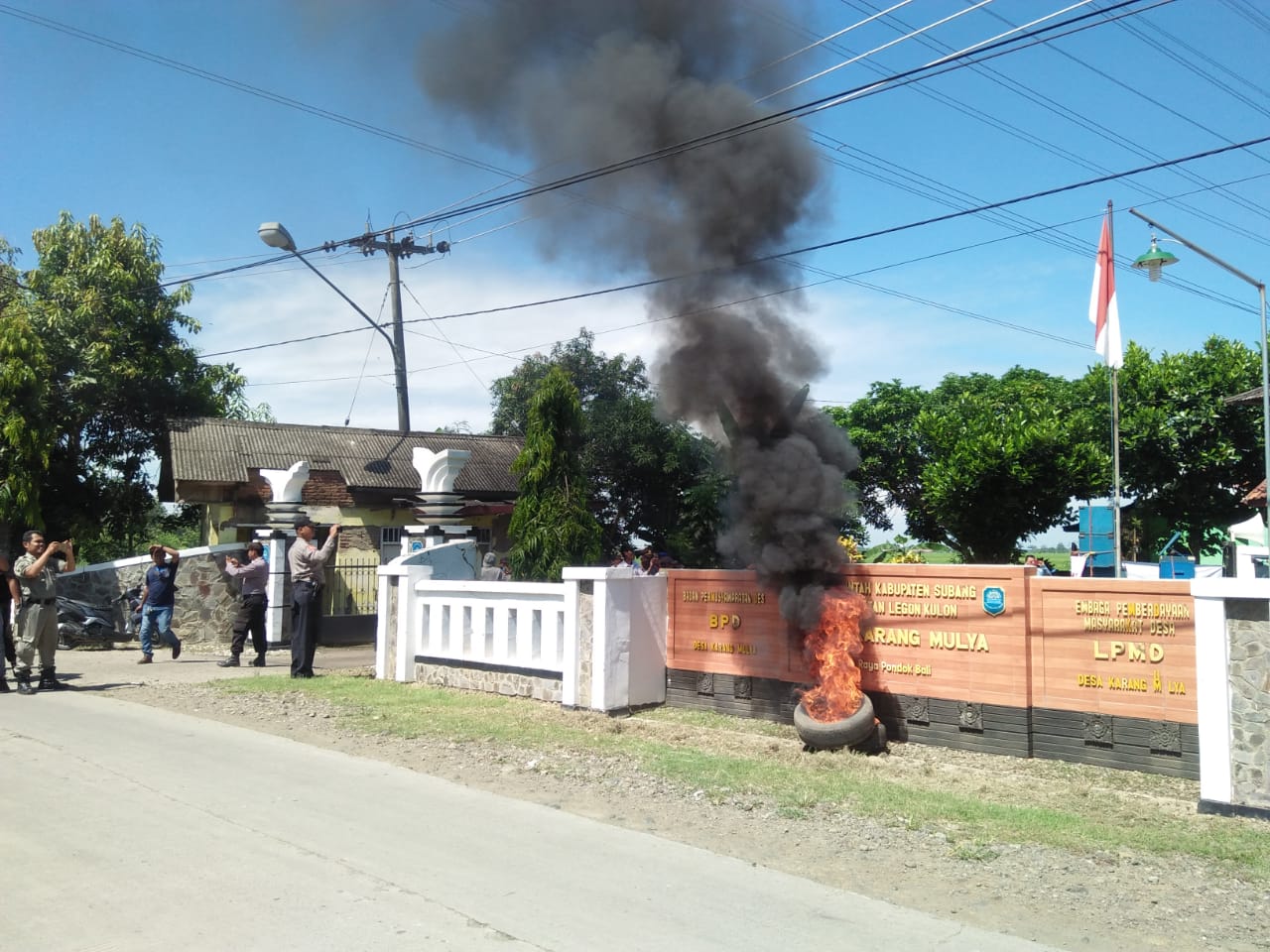 Bakar Ban, Puluhan Warga Demo Tuntut Kades Karangmulya Mundur