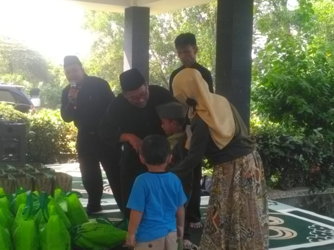 Sekcam BBC Serahkan Bantuan kepada 35 Anak Yatim Piatu