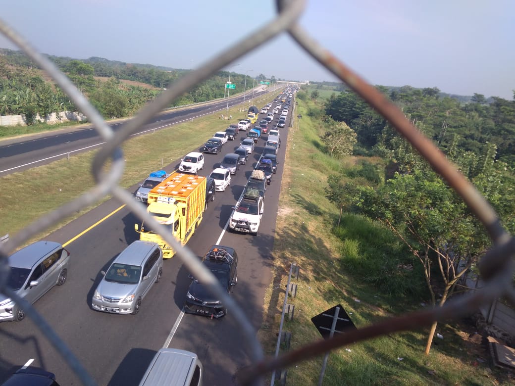 Mengurai Kemacetan, One Way Sudah Mulai Diberlakukan di Tol Cipali