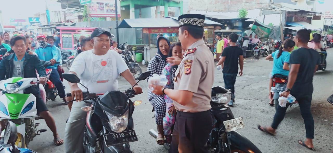 Polsek Pamanukan Berbagi Takjil, Wujud Kepedulian Kepada Masyarakat