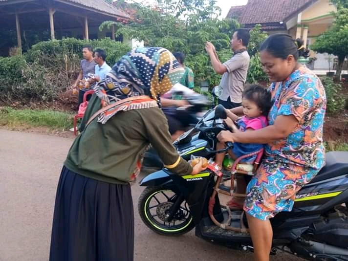 Jalin Silaturahmi dengan Masyarakat, Pemdes Kosar Bagikan Takjil Gratis