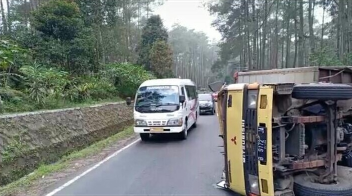 Rem Blong, Truk Pengangkut Pakaian Terguling Hantam Pengemudi Motor