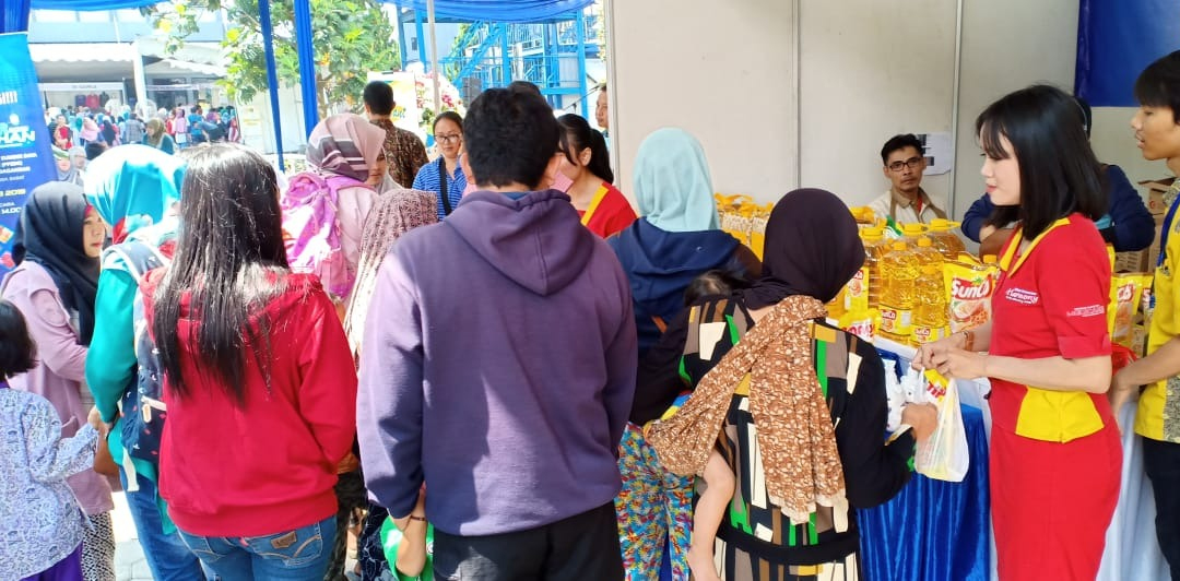 Warga Serbu Bazar Murah Sembako