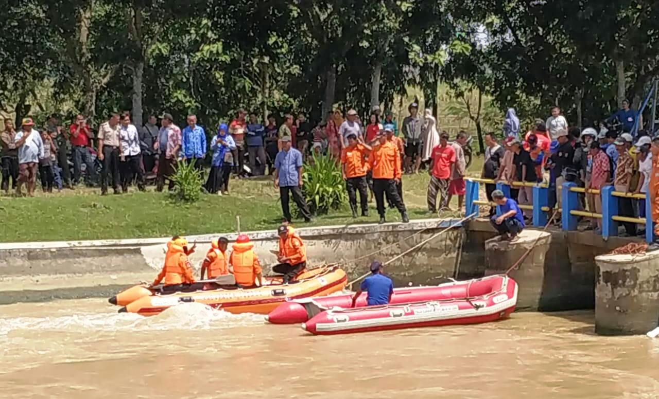 Asyik Bermain Balok Kayu, Ayip Tenggelam di Saluran Tarum Timur