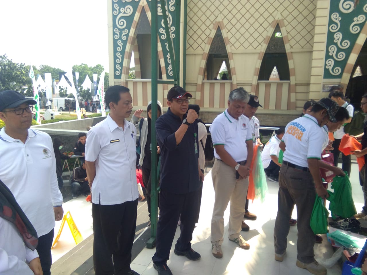 Kementerian Lingkungan Hidup Bersama DLHK dan Pertamina Bagikan Ribuan Kantong Plastik untuk Pemudik