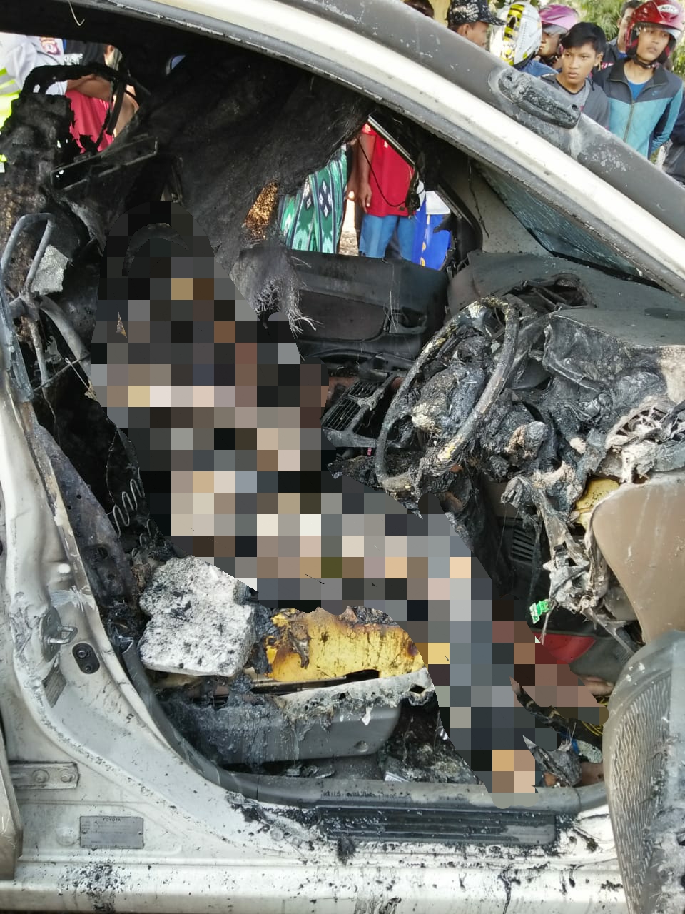 Avanza vs Dua Motor, Keluar Api dari Mobil, 4 Orang Meninggal