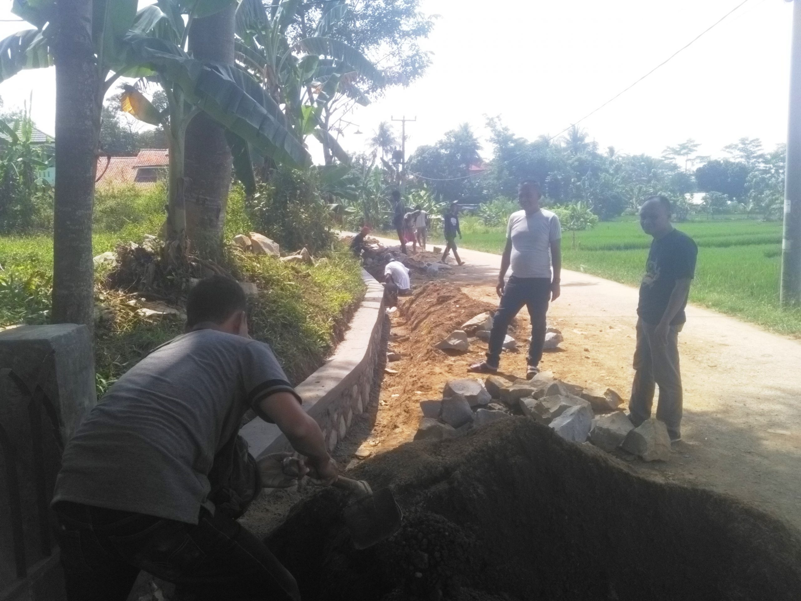 Drainase dan TPT Desa Cisalada Dikerjakan Swadaya