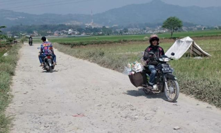 Warga Keluhkan Banyak Jalan Rusak