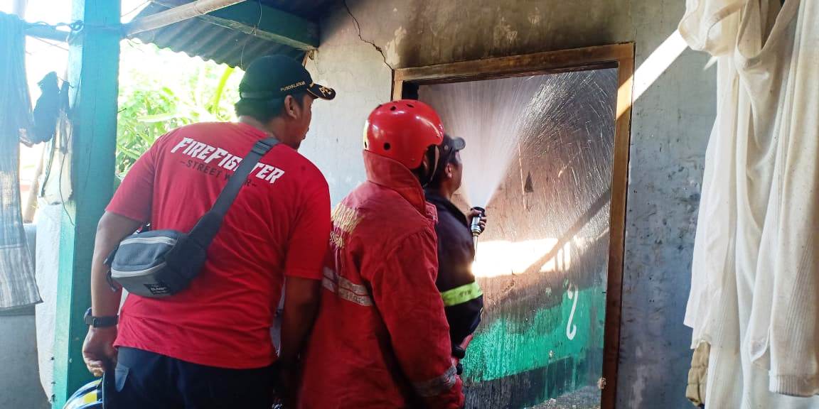 Main Korek Api Rumah Terbakar