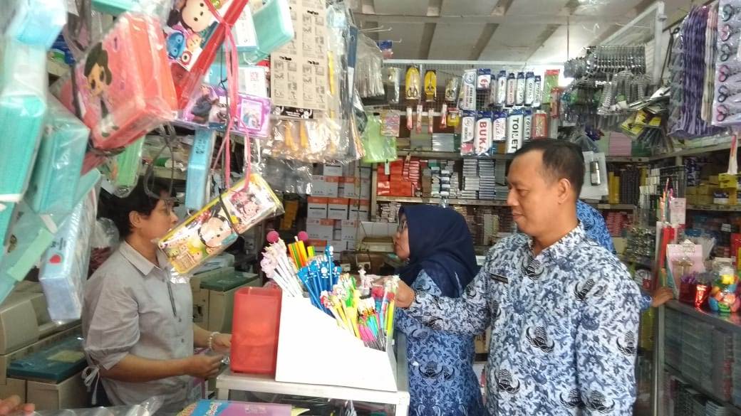 Musim Tahun Ajaran Baru, Toko Buku Padat Pembeli