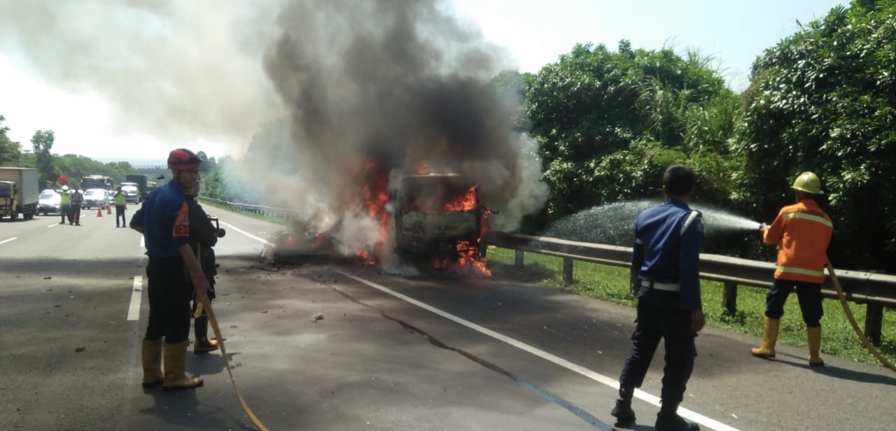 Mobil Pengangkut Sosis Terbakar di Tol Cipularang