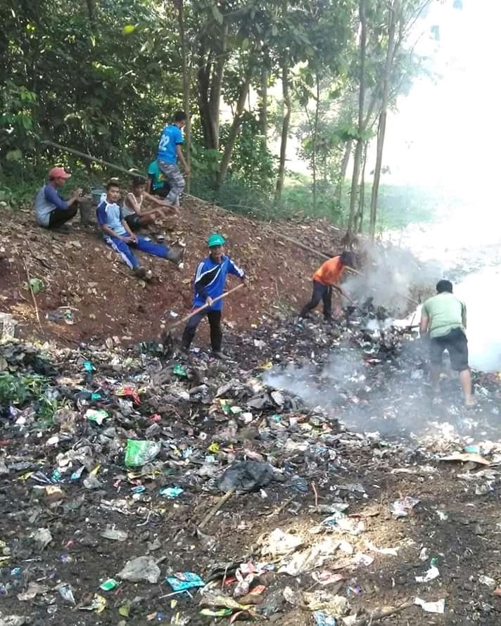 Pemdes Dawuan Kidul Bersihkan Sampah Menumpuk