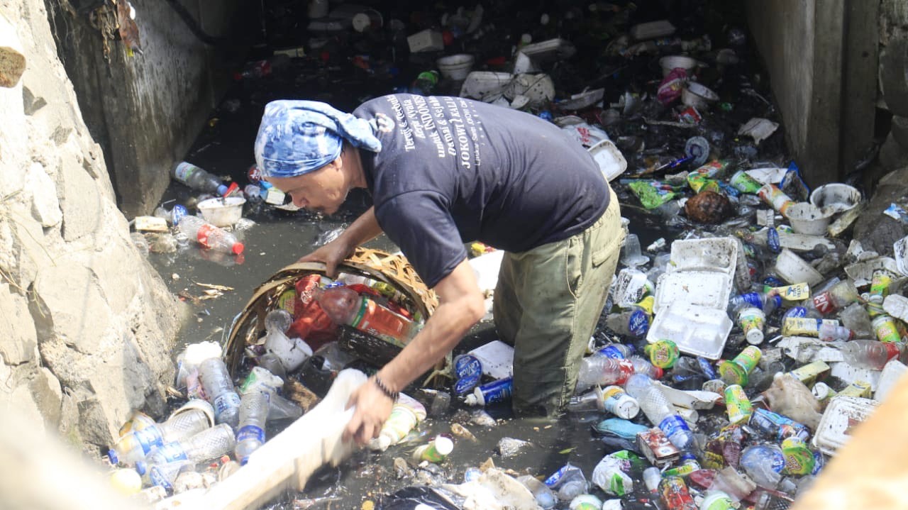 Warga Gotong Royong Bersihkan Saluran Air