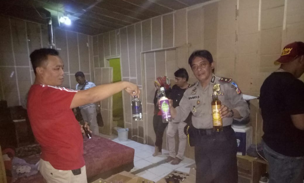 Polres Purwakarta Bongkar Kamar dan Ditemukan 571 Botol Miras