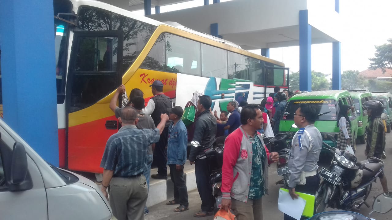 Terminal Subang Dipadati Pemudik dari Jakarta